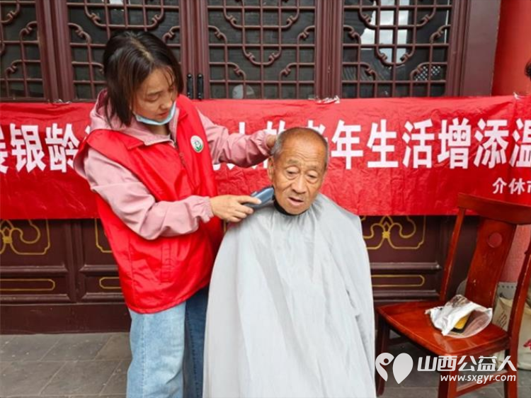 介休市敬老协会敬老爱老助老活动6月14日志愿者们早早就来到了张兰镇旧新堡村为60岁以上所有老人们爱心理发、义诊 - 第12张 - 山西公益人 介休市敬老协会敬老爱老助老活动6月14日志愿者们早早就来到了张兰镇旧新堡村为60岁以上所有老人们爱心理发、义诊 - 第12张