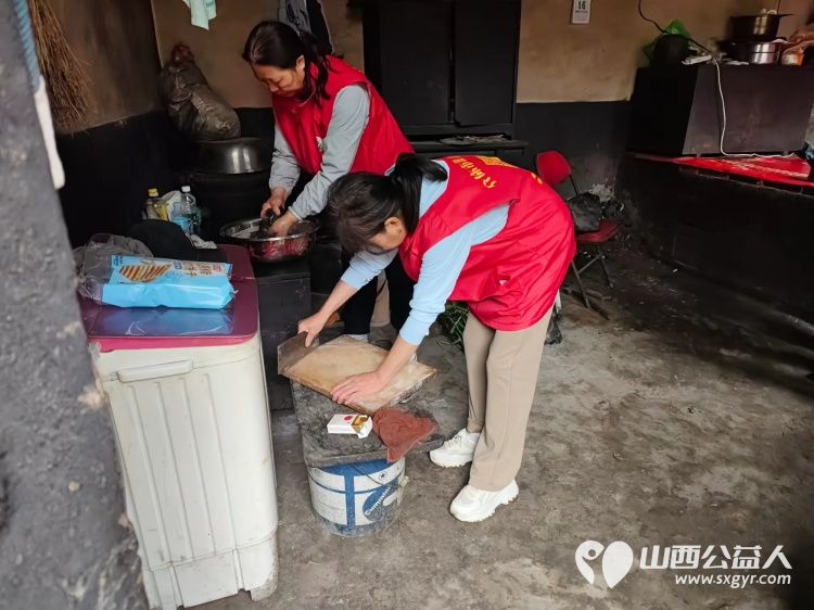 介休市敬老协会敬老爱老助老活动志愿者到张兰镇旧新堡村入户91岁特困老人侯怀钰家为老人打扫室内外卫生包饺子 - 第7张 - 山西公益人 介休市敬老协会敬老爱老助老活动志愿者到张兰镇旧新堡村入户91岁特困老人侯怀钰家为老人打扫室内外卫生包饺子 - 第7张