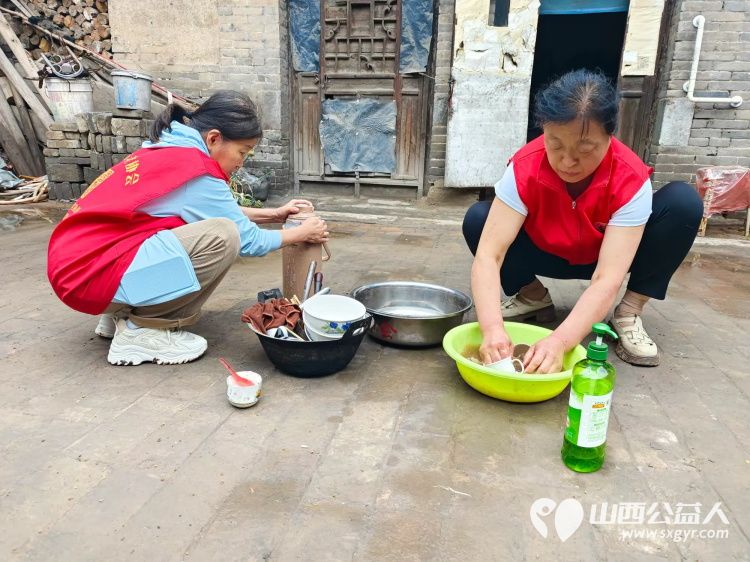 介休市敬老协会敬老爱老助老活动志愿者到张兰镇旧新堡村入户91岁特困老人侯怀钰家为老人打扫室内外卫生包饺子 - 第5张 - 山西公益人 介休市敬老协会敬老爱老助老活动志愿者到张兰镇旧新堡村入户91岁特困老人侯怀钰家为老人打扫室内外卫生包饺子 - 第5张
