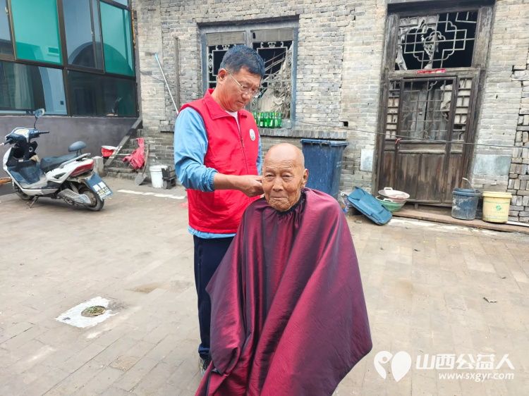 介休市敬老协会敬老爱老助老活动志愿者到张兰镇旧新堡村入户91岁特困老人侯怀钰家为老人打扫室内外卫生包饺子 - 第8张 - 山西公益人 介休市敬老协会敬老爱老助老活动志愿者到张兰镇旧新堡村入户91岁特困老人侯怀钰家为老人打扫室内外卫生包饺子 - 第8张