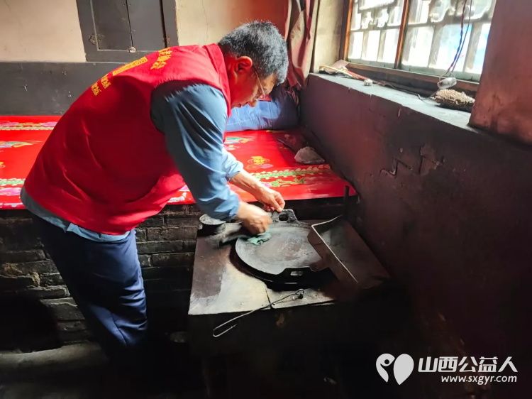 介休市敬老协会敬老爱老助老活动志愿者到张兰镇旧新堡村入户91岁特困老人侯怀钰家为老人打扫室内外卫生包饺子 - 第6张 - 山西公益人 介休市敬老协会敬老爱老助老活动志愿者到张兰镇旧新堡村入户91岁特困老人侯怀钰家为老人打扫室内外卫生包饺子 - 第6张