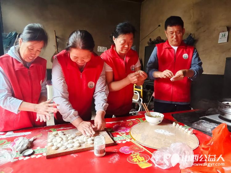 介休市敬老协会敬老爱老助老活动志愿者到张兰镇旧新堡村入户91岁特困老人侯怀钰家为老人打扫室内外卫生包饺子 - 第9张 - 山西公益人 介休市敬老协会敬老爱老助老活动志愿者到张兰镇旧新堡村入户91岁特困老人侯怀钰家为老人打扫室内外卫生包饺子 - 第9张