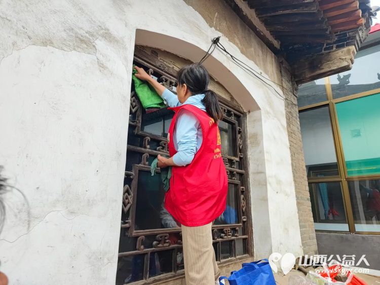 介休市敬老协会敬老爱老助老活动志愿者到张兰镇旧新堡村入户91岁特困老人侯怀钰家为老人打扫室内外卫生包饺子 - 第3张 - 山西公益人 介休市敬老协会敬老爱老助老活动志愿者到张兰镇旧新堡村入户91岁特困老人侯怀钰家为老人打扫室内外卫生包饺子 - 第3张