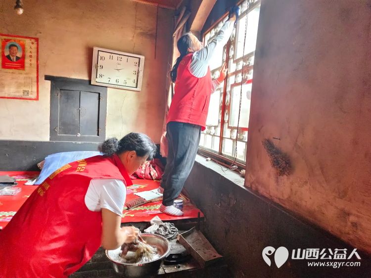 介休市敬老协会敬老爱老助老活动志愿者到张兰镇旧新堡村入户91岁特困老人侯怀钰家为老人打扫室内外卫生包饺子 - 第2张 - 山西公益人 介休市敬老协会敬老爱老助老活动志愿者到张兰镇旧新堡村入户91岁特困老人侯怀钰家为老人打扫室内外卫生包饺子 - 第2张