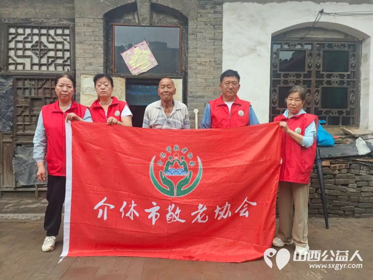 介休市敬老协会敬老爱老助老活动志愿者到张兰镇旧新堡村入户91岁特困老人侯怀钰家为老人打扫室内外卫生包饺子 - 第1张 - 山西公益人 介休市敬老协会敬老爱老助老活动志愿者到张兰镇旧新堡村入户91岁特困老人侯怀钰家为老人打扫室内外卫生包饺子 - 第1张