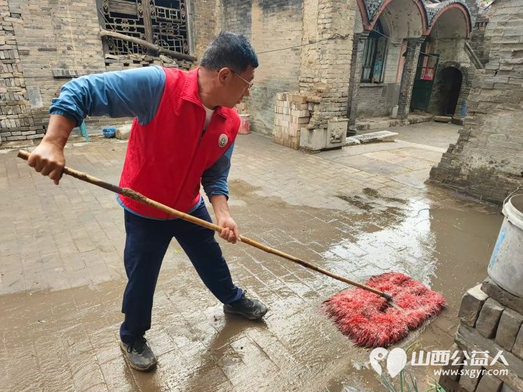 介休市敬老协会敬老爱老助老活动志愿者到张兰镇旧新堡村入户91岁特困老人侯怀钰家为老人打扫室内外卫生包饺子 - 第11张 - 山西公益人 介休市敬老协会敬老爱老助老活动志愿者到张兰镇旧新堡村入户91岁特困老人侯怀钰家为老人打扫室内外卫生包饺子 - 第11张