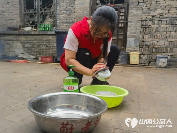 介休市敬老协会敬老爱老助老活动志愿者到张兰镇旧新堡村入户91岁特困老人侯怀钰家为老人打扫室内外卫生包饺子 - 第4张 - 山西公益人 介休市敬老协会敬老爱老助老活动志愿者到张兰镇旧新堡村入户91岁特困老人侯怀钰家为老人打扫室内外卫生包饺子 - 第4张