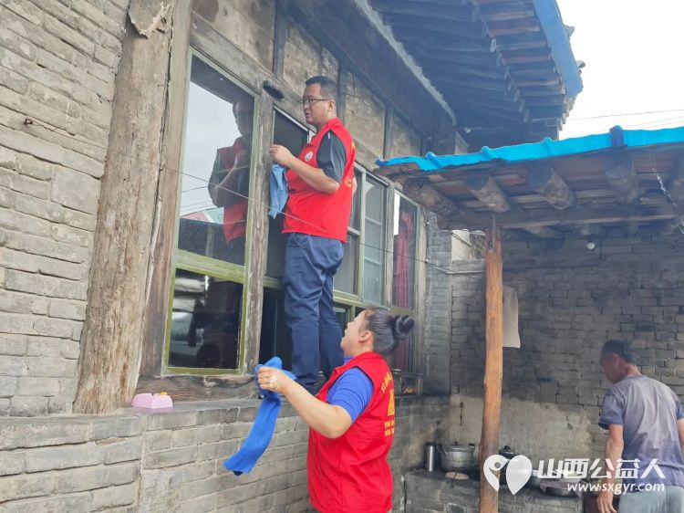 介休市敬老协会志愿者们来到了张兰镇旧新堡村入户81岁特困老人侯振瀛家中为老人擦玻璃理发包饺子 - 第3张 - 山西公益人 介休市敬老协会志愿者们来到了张兰镇旧新堡村入户81岁特困老人侯振瀛家中为老人擦玻璃理发包饺子 - 第3张