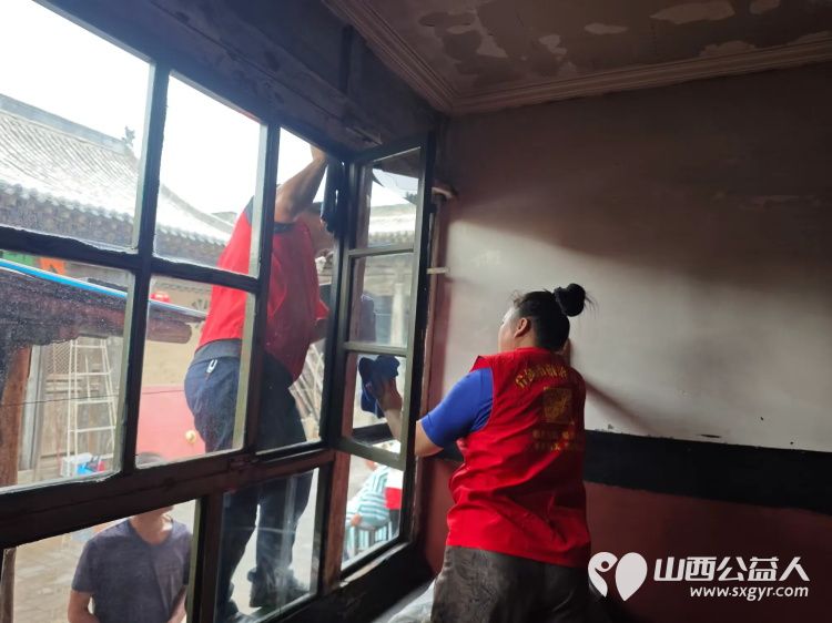 介休市敬老协会志愿者们来到了张兰镇旧新堡村入户81岁特困老人侯振瀛家中为老人擦玻璃理发包饺子 - 第2张 - 山西公益人 介休市敬老协会志愿者们来到了张兰镇旧新堡村入户81岁特困老人侯振瀛家中为老人擦玻璃理发包饺子 - 第2张