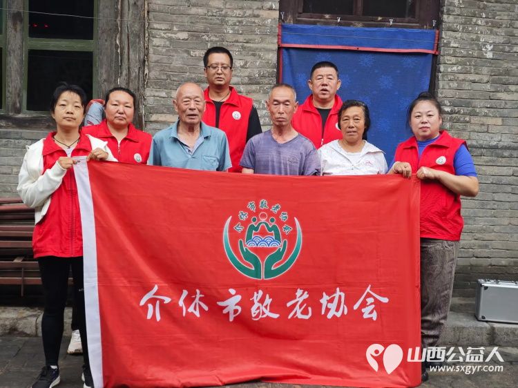 介休市敬老协会志愿者们来到了张兰镇旧新堡村入户81岁特困老人侯振瀛家中为老人擦玻璃理发包饺子 - 第1张 - 山西公益人 介休市敬老协会志愿者们来到了张兰镇旧新堡村入户81岁特困老人侯振瀛家中为老人擦玻璃理发包饺子 - 第1张