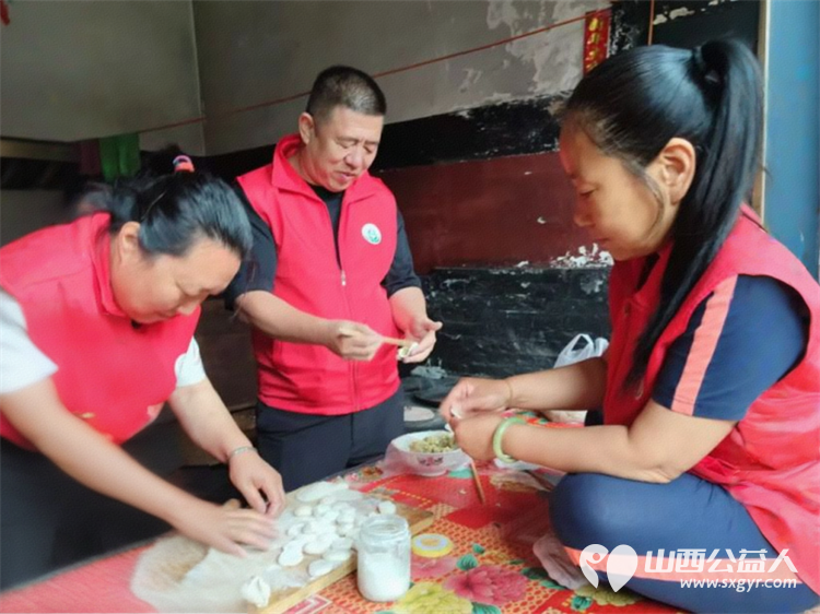 介休市敬老协会志愿者们来到了张兰镇旧新堡村入户81岁特困老人侯振瀛家中为老人擦玻璃理发包饺子 - 第6张 - 山西公益人 介休市敬老协会志愿者们来到了张兰镇旧新堡村入户81岁特困老人侯振瀛家中为老人擦玻璃理发包饺子 - 第6张