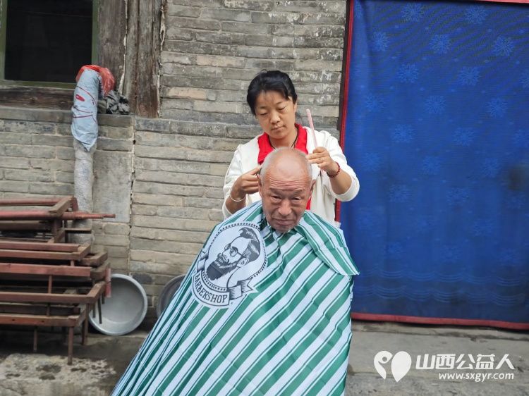 介休市敬老协会志愿者们来到了张兰镇旧新堡村入户81岁特困老人侯振瀛家中为老人擦玻璃理发包饺子 - 第4张 - 山西公益人 介休市敬老协会志愿者们来到了张兰镇旧新堡村入户81岁特困老人侯振瀛家中为老人擦玻璃理发包饺子 - 第4张