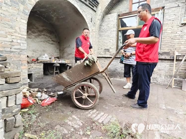 介休市敬老协会在张兰镇旧新堡村入户85岁特困老人张学祥老人家为老人打扫室内外卫生、包饺子 - 第15张 - 山西公益人 介休市敬老协会在张兰镇旧新堡村入户85岁特困老人张学祥老人家为老人打扫室内外卫生、包饺子 - 第15张