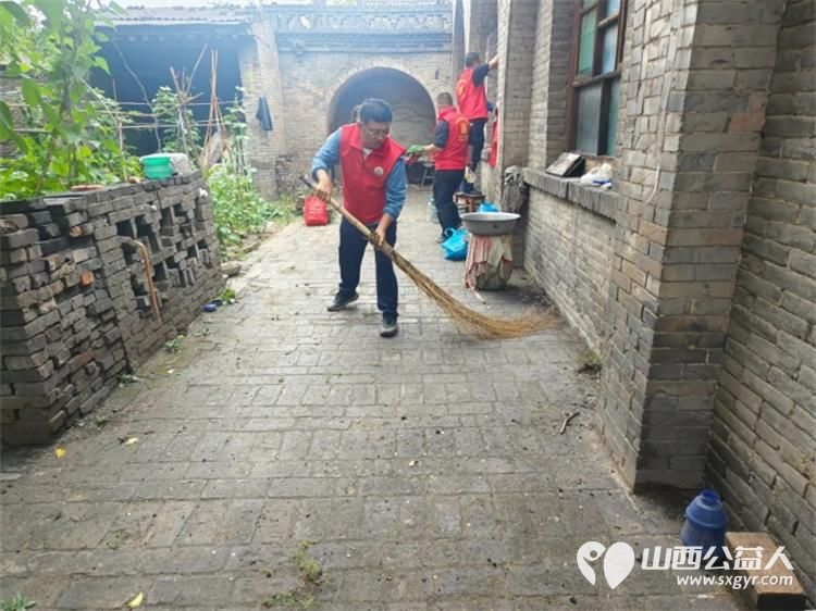 介休市敬老协会在张兰镇旧新堡村入户85岁特困老人张学祥老人家为老人打扫室内外卫生、包饺子 - 第10张 - 山西公益人 介休市敬老协会在张兰镇旧新堡村入户85岁特困老人张学祥老人家为老人打扫室内外卫生、包饺子 - 第10张