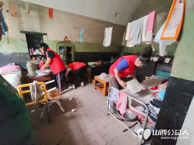 介休市敬老协会在张兰镇旧新堡村入户85岁特困老人张学祥老人家为老人打扫室内外卫生、包饺子 - 第4张 - 山西公益人 介休市敬老协会在张兰镇旧新堡村入户85岁特困老人张学祥老人家为老人打扫室内外卫生、包饺子 - 第4张