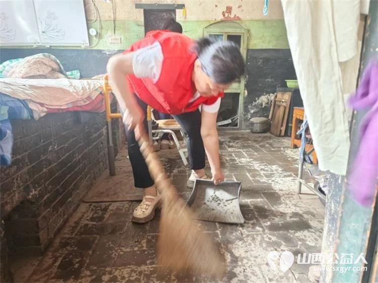 介休市敬老协会在张兰镇旧新堡村入户85岁特困老人张学祥老人家为老人打扫室内外卫生、包饺子 - 第8张 - 山西公益人 介休市敬老协会在张兰镇旧新堡村入户85岁特困老人张学祥老人家为老人打扫室内外卫生、包饺子 - 第8张