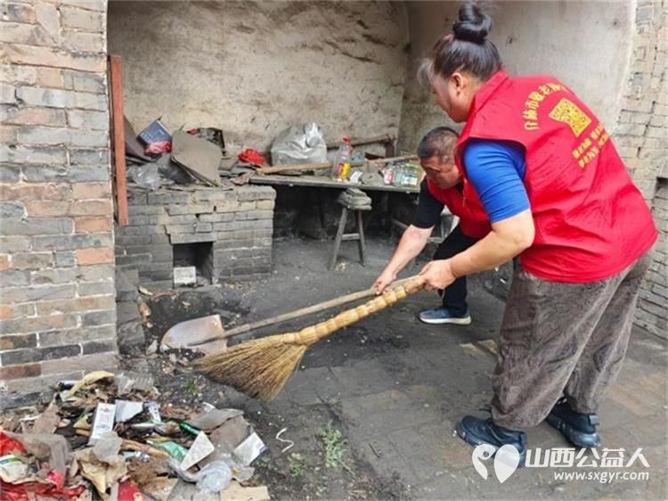 介休市敬老协会在张兰镇旧新堡村入户85岁特困老人张学祥老人家为老人打扫室内外卫生、包饺子 - 第11张 - 山西公益人 介休市敬老协会在张兰镇旧新堡村入户85岁特困老人张学祥老人家为老人打扫室内外卫生、包饺子 - 第11张