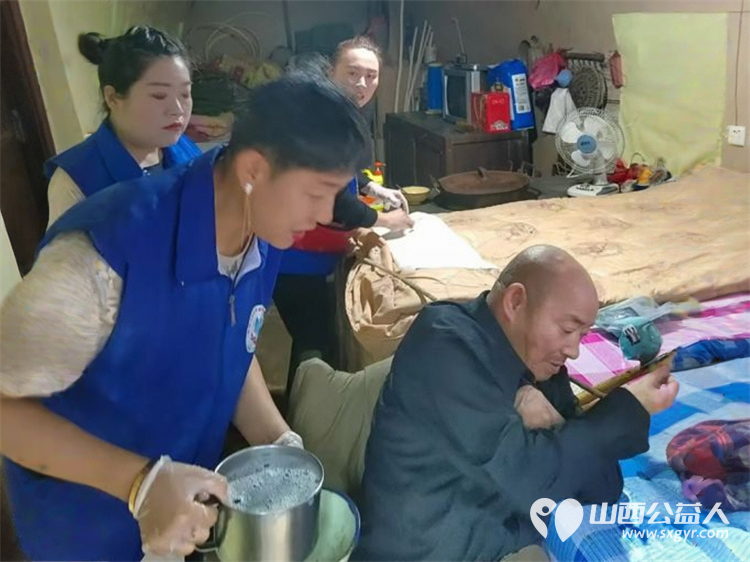 长治市小雨点公益协会思源分会一行6人抵达蒲县为两位帮扶老人准备新衣物以及电风扇被子面粉等帮助老人收拾家简单装潢房屋改善老人的居住环境 - 第5张 - 山西公益人 长治市小雨点公益协会思源分会一行6人抵达蒲县为两位帮扶老人准备新衣物以及电风扇被子面粉等帮助老人收拾家简单装潢房屋改善老人的居住环境 - 第5张