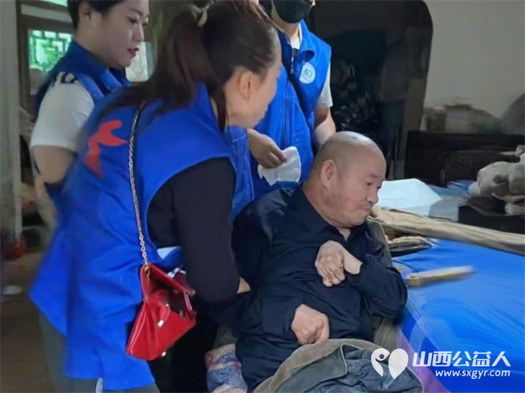 长治市小雨点公益协会思源分会一行6人抵达蒲县为两位帮扶老人准备新衣物以及电风扇被子面粉等帮助老人收拾家简单装潢房屋改善老人的居住环境 - 第3张 - 山西公益人 长治市小雨点公益协会思源分会一行6人抵达蒲县为两位帮扶老人准备新衣物以及电风扇被子面粉等帮助老人收拾家简单装潢房屋改善老人的居住环境 - 第3张