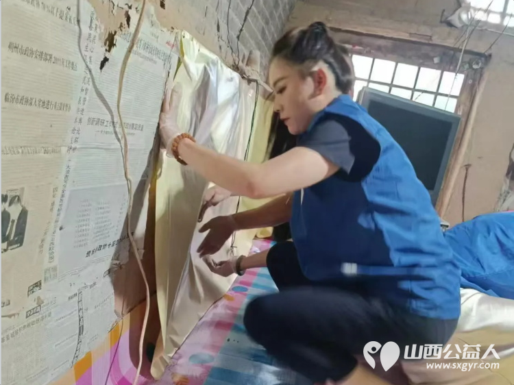 长治市小雨点公益协会思源分会一行6人抵达蒲县为两位帮扶老人准备新衣物以及电风扇被子面粉等帮助老人收拾家简单装潢房屋改善老人的居住环境 - 第6张 - 山西公益人 长治市小雨点公益协会思源分会一行6人抵达蒲县为两位帮扶老人准备新衣物以及电风扇被子面粉等帮助老人收拾家简单装潢房屋改善老人的居住环境 - 第6张