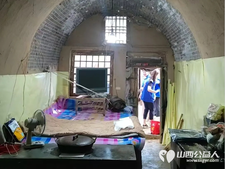 长治市小雨点公益协会思源分会一行6人抵达蒲县为两位帮扶老人准备新衣物以及电风扇被子面粉等帮助老人收拾家简单装潢房屋改善老人的居住环境 - 第10张 - 山西公益人 长治市小雨点公益协会思源分会一行6人抵达蒲县为两位帮扶老人准备新衣物以及电风扇被子面粉等帮助老人收拾家简单装潢房屋改善老人的居住环境 - 第10张