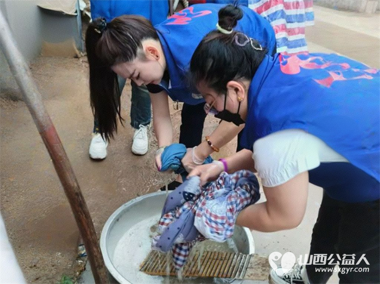 长治市小雨点公益协会思源分会一行6人抵达蒲县为两位帮扶老人准备新衣物以及电风扇被子面粉等帮助老人收拾家简单装潢房屋改善老人的居住环境 - 第18张 - 山西公益人 长治市小雨点公益协会思源分会一行6人抵达蒲县为两位帮扶老人准备新衣物以及电风扇被子面粉等帮助老人收拾家简单装潢房屋改善老人的居住环境 - 第18张