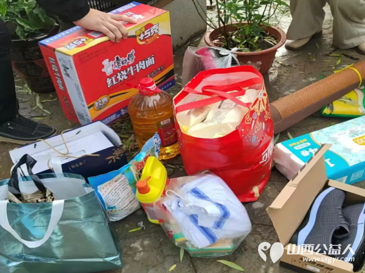 长治市小雨点公益协会思源分会一行6人抵达蒲县为两位帮扶老人准备新衣物以及电风扇被子面粉等帮助老人收拾家简单装潢房屋改善老人的居住环境 - 第16张 - 山西公益人 长治市小雨点公益协会思源分会一行6人抵达蒲县为两位帮扶老人准备新衣物以及电风扇被子面粉等帮助老人收拾家简单装潢房屋改善老人的居住环境 - 第16张