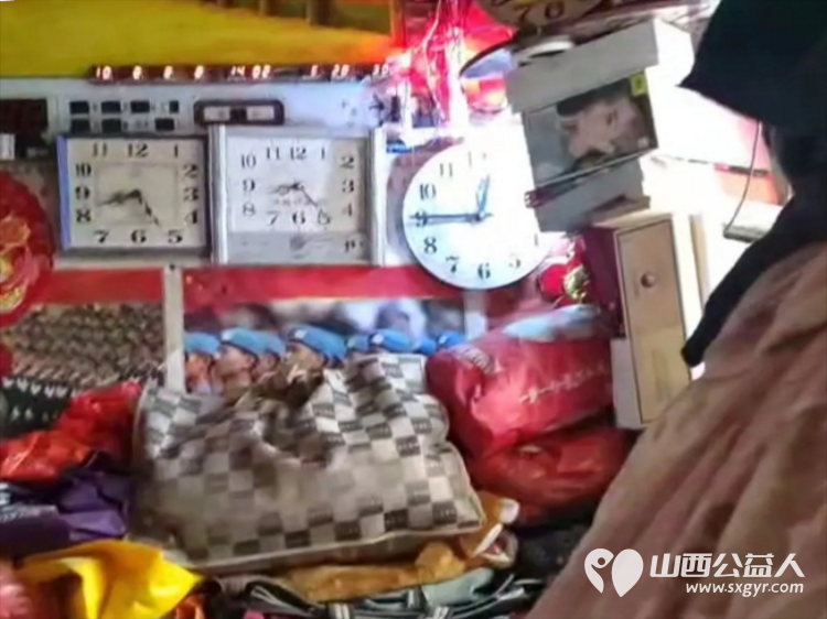 长治市小雨点公益协会思源分会一行6人抵达蒲县为两位帮扶老人准备新衣物以及电风扇被子面粉等帮助老人收拾家简单装潢房屋改善老人的居住环境 - 第17张 - 山西公益人 长治市小雨点公益协会思源分会一行6人抵达蒲县为两位帮扶老人准备新衣物以及电风扇被子面粉等帮助老人收拾家简单装潢房屋改善老人的居住环境 - 第17张