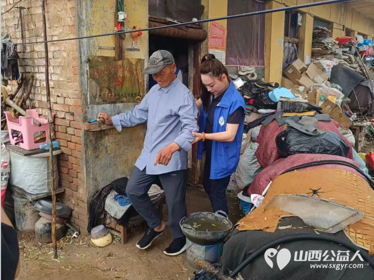 长治市小雨点公益协会思源分会一行6人抵达蒲县为两位帮扶老人准备新衣物以及电风扇被子面粉等帮助老人收拾家简单装潢房屋改善老人的居住环境 - 第13张 - 山西公益人 长治市小雨点公益协会思源分会一行6人抵达蒲县为两位帮扶老人准备新衣物以及电风扇被子面粉等帮助老人收拾家简单装潢房屋改善老人的居住环境 - 第13张