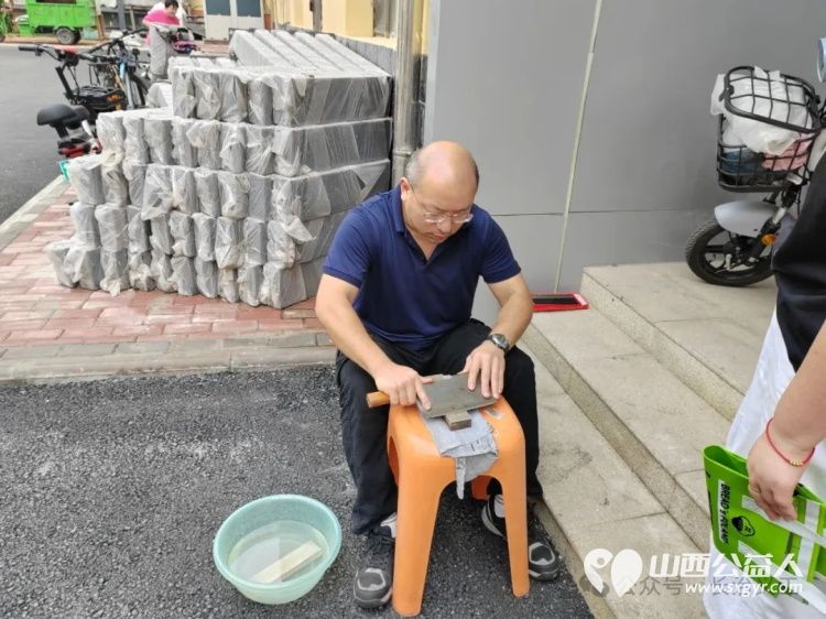 父亲节长治市义工协会携手亿大口腔、惠耳听力在城隍庙社区五环小区开展公益理发义诊磨刀活动为居民提供便利服务传递公益温暖 - 第6张 - 山西公益人 父亲节长治市义工协会携手亿大口腔、惠耳听力在城隍庙社区五环小区开展公益理发义诊磨刀活动为居民提供便利服务传递公益温暖 - 第6张