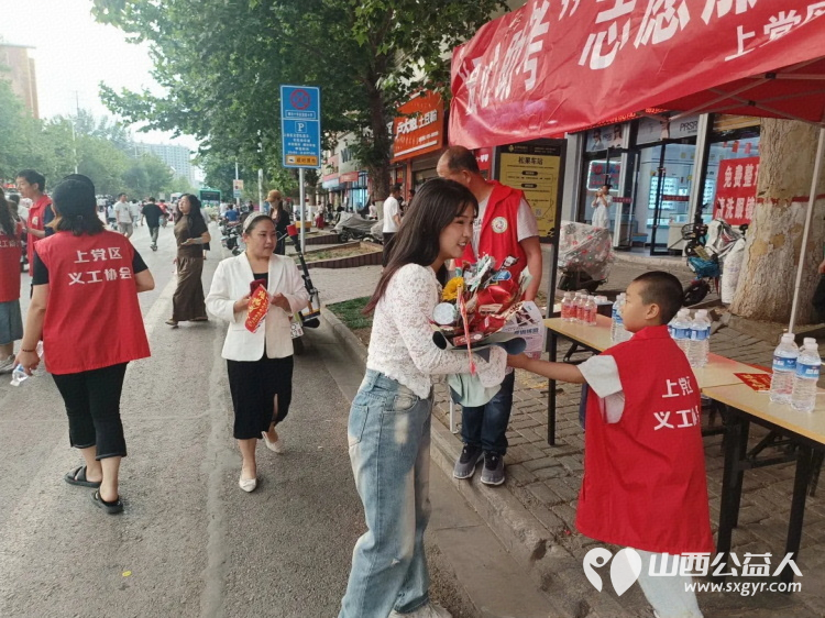 长治市上党区义工协会爱心助力高考志愿服务点协助交警维护考场周边交通秩序为考生及家长提供免费矿泉水 - 第13张 - 山西公益人 长治市上党区义工协会爱心助力高考志愿服务点协助交警维护考场周边交通秩序为考生及家长提供免费矿泉水 - 第13张