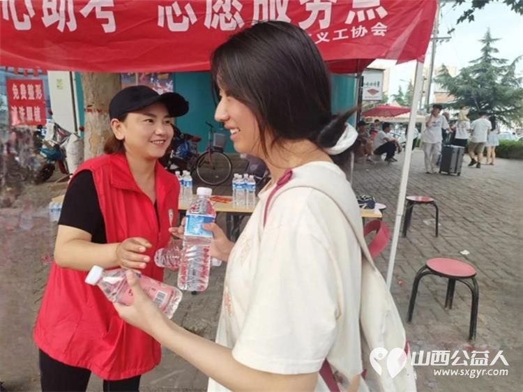 长治市上党区义工协会爱心助力高考志愿服务点协助交警维护考场周边交通秩序为考生及家长提供免费矿泉水 - 第14张 - 山西公益人 长治市上党区义工协会爱心助力高考志愿服务点协助交警维护考场周边交通秩序为考生及家长提供免费矿泉水 - 第14张