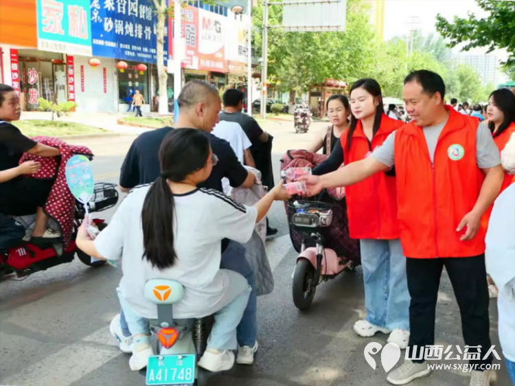 长治市上党区义工协会爱心助力高考志愿服务点协助交警维护考场周边交通秩序为考生及家长提供免费矿泉水 - 第12张 - 山西公益人 长治市上党区义工协会爱心助力高考志愿服务点协助交警维护考场周边交通秩序为考生及家长提供免费矿泉水 - 第12张
