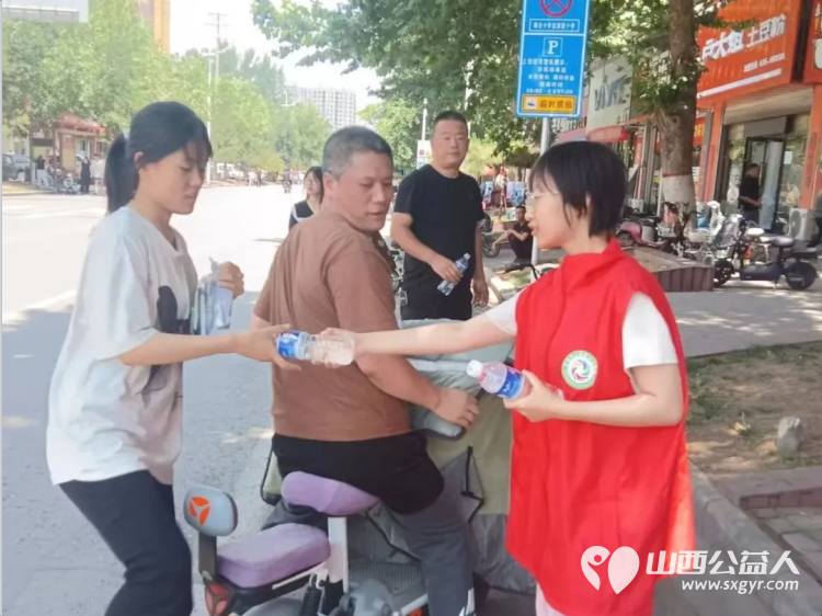 长治市上党区义工协会爱心助力高考志愿服务点协助交警维护考场周边交通秩序为考生及家长提供免费矿泉水 - 第10张 - 山西公益人 长治市上党区义工协会爱心助力高考志愿服务点协助交警维护考场周边交通秩序为考生及家长提供免费矿泉水 - 第10张