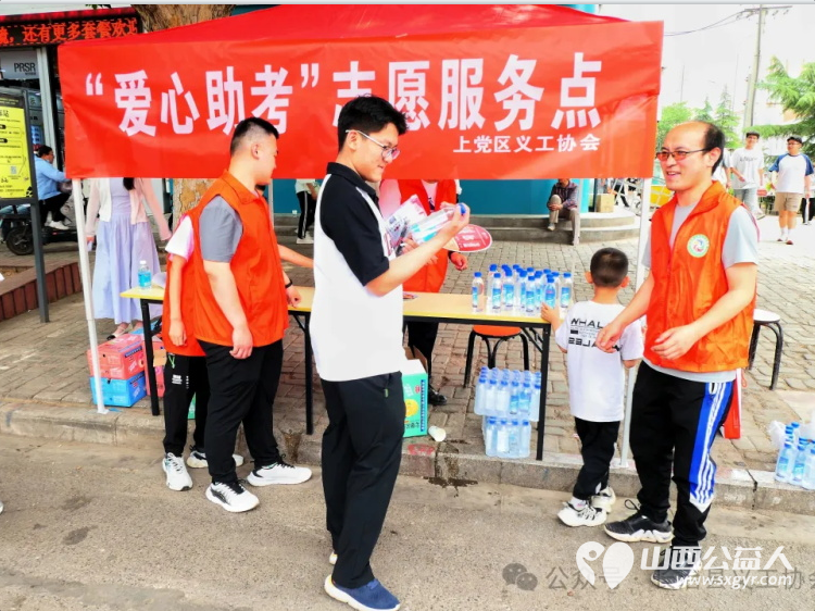 长治市上党区义工协会爱心助力高考志愿服务点协助交警维护考场周边交通秩序为考生及家长提供免费矿泉水 - 第9张 - 山西公益人 长治市上党区义工协会爱心助力高考志愿服务点协助交警维护考场周边交通秩序为考生及家长提供免费矿泉水 - 第9张