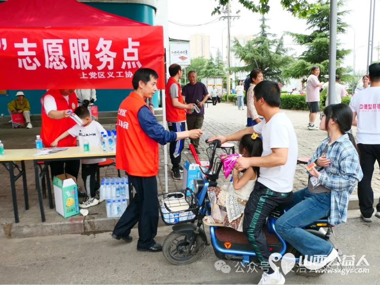 长治市上党区义工协会爱心助力高考志愿服务点协助交警维护考场周边交通秩序为考生及家长提供免费矿泉水 - 第7张 - 山西公益人 长治市上党区义工协会爱心助力高考志愿服务点协助交警维护考场周边交通秩序为考生及家长提供免费矿泉水 - 第7张