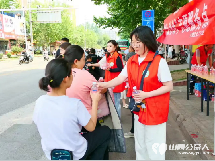 长治市上党区义工协会爱心助力高考志愿服务点协助交警维护考场周边交通秩序为考生及家长提供免费矿泉水 - 第6张 - 山西公益人 长治市上党区义工协会爱心助力高考志愿服务点协助交警维护考场周边交通秩序为考生及家长提供免费矿泉水 - 第6张