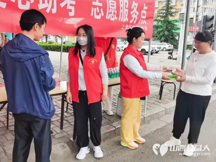 长治市上党区义工协会爱心助力高考志愿服务点协助交警维护考场周边交通秩序为考生及家长提供免费矿泉水 - 第3张 - 山西公益人 长治市上党区义工协会爱心助力高考志愿服务点协助交警维护考场周边交通秩序为考生及家长提供免费矿泉水 - 第3张