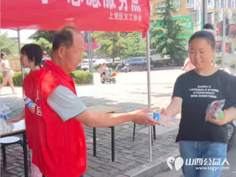长治市上党区义工协会爱心助力高考志愿服务点协助交警维护考场周边交通秩序为考生及家长提供免费矿泉水 - 第5张 - 山西公益人 长治市上党区义工协会爱心助力高考志愿服务点协助交警维护考场周边交通秩序为考生及家长提供免费矿泉水 - 第5张