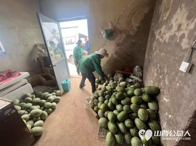烈日采白菜西瓜爱心送雨花----记长治市小雨点公益志愿者协会思源分会为长治市雨花斋二部捐赠白菜西瓜行动 - 第14张 - 山西公益人 烈日采白菜西瓜爱心送雨花----记长治市小雨点公益志愿者协会思源分会为长治市雨花斋二部捐赠白菜西瓜行动 - 第14张