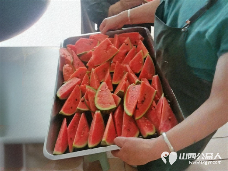 烈日采白菜西瓜爱心送雨花----记长治市小雨点公益志愿者协会思源分会为长治市雨花斋二部捐赠白菜西瓜行动 - 第15张 - 山西公益人 烈日采白菜西瓜爱心送雨花----记长治市小雨点公益志愿者协会思源分会为长治市雨花斋二部捐赠白菜西瓜行动 - 第15张