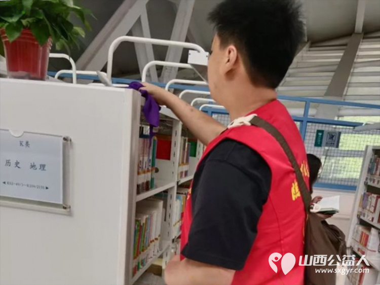 书香满溢志愿同行----临汾市护苗爱心志愿服务队图书馆暖心行动清洁书架图书归位让更多人享受安静舒适的阅读环境 - 第7张