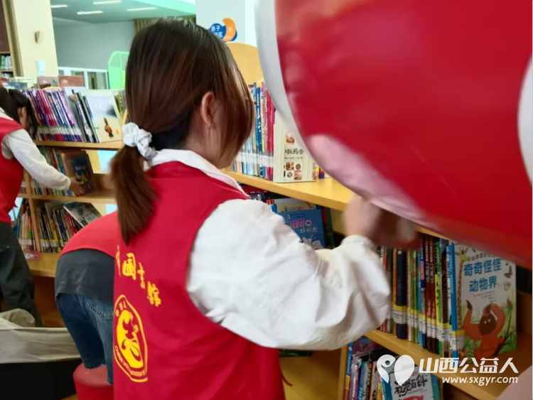 书香满溢志愿同行----临汾市护苗爱心志愿服务队图书馆暖心行动清洁书架图书归位让更多人享受安静舒适的阅读环境 - 第3张