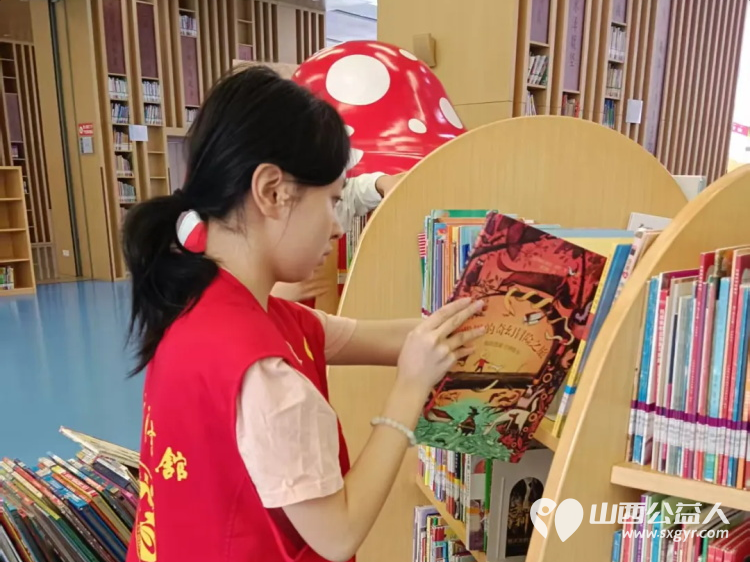 书香满溢志愿同行----临汾市护苗爱心志愿服务队图书馆暖心行动清洁书架图书归位让更多人享受安静舒适的阅读环境 - 第2张