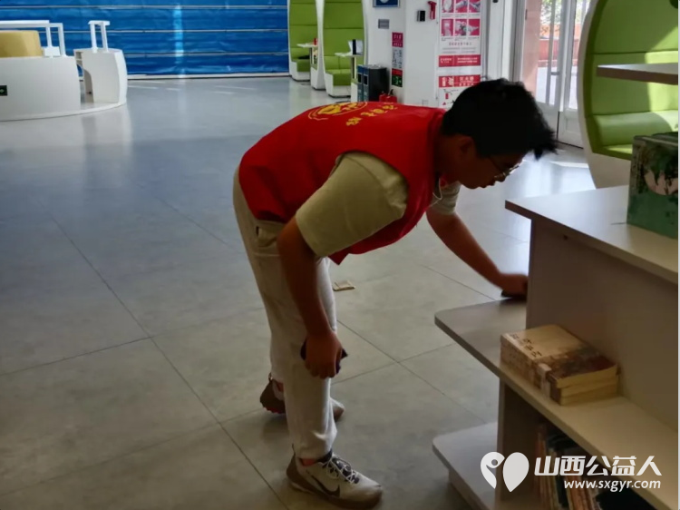 书香满溢志愿同行----临汾市护苗爱心志愿服务队图书馆暖心行动清洁书架图书归位让更多人享受安静舒适的阅读环境 - 第6张