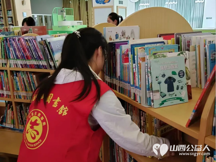 书香满溢志愿同行----临汾市护苗爱心志愿服务队图书馆暖心行动清洁书架图书归位让更多人享受安静舒适的阅读环境 - 第5张
