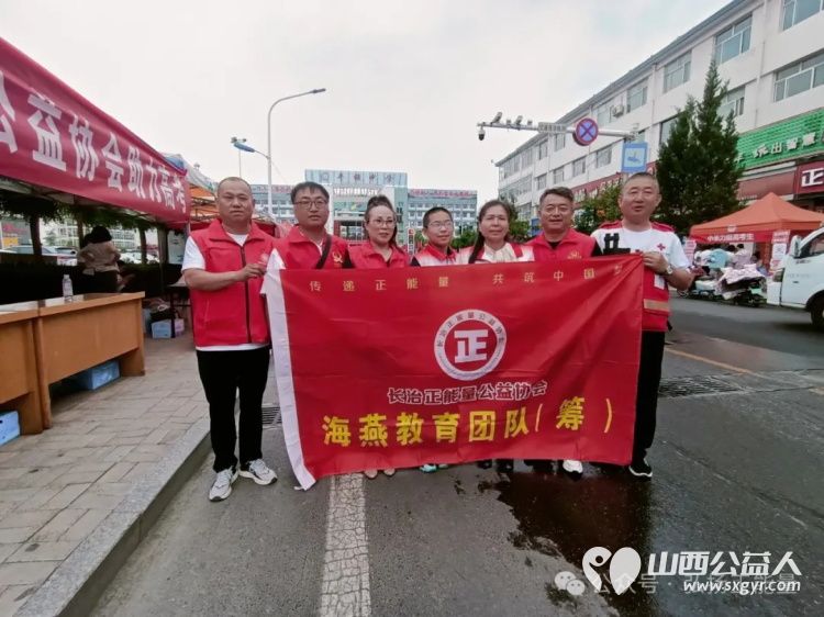 青衿之志志愿护航----长治市正能量公益协会海燕团队志愿者郭亚轩赴平顺县高考点与平顺爱心公益协会为考生们送水献花助力高考 - 第1张 - 山西公益人 青衿之志志愿护航----长治市正能量公益协会海燕团队志愿者郭亚轩赴平顺县高考点与平顺爱心公益协会为考生们送水献花助力高考 - 第1张