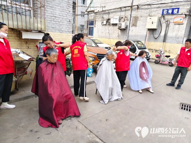 志愿服务进社区健康活动暖人心----介休市敬老协会志愿者走进西南街道绵山南街社区为社区所有老人们爱心理发、按摩理疗、义诊 - 第37张