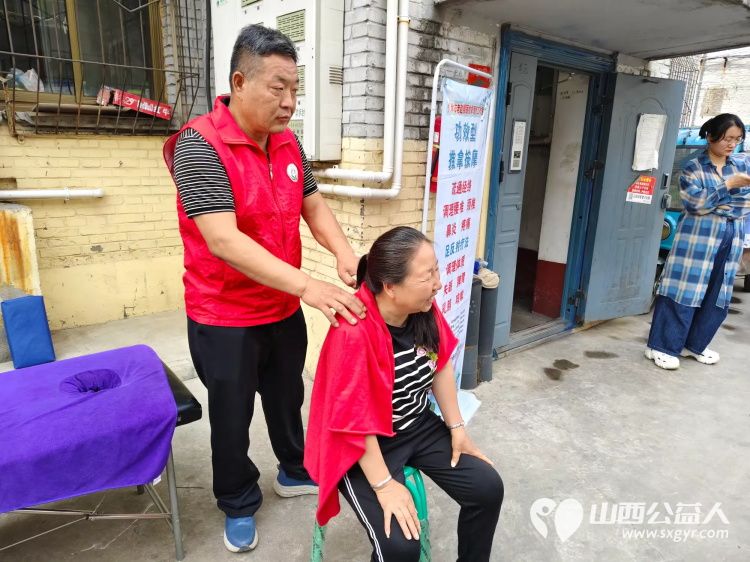 志愿服务进社区健康活动暖人心----介休市敬老协会志愿者走进西南街道绵山南街社区为社区所有老人们爱心理发、按摩理疗、义诊 - 第19张