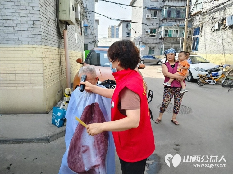 志愿服务进社区健康活动暖人心----介休市敬老协会志愿者走进西南街道绵山南街社区为社区所有老人们爱心理发、按摩理疗、义诊 - 第14张